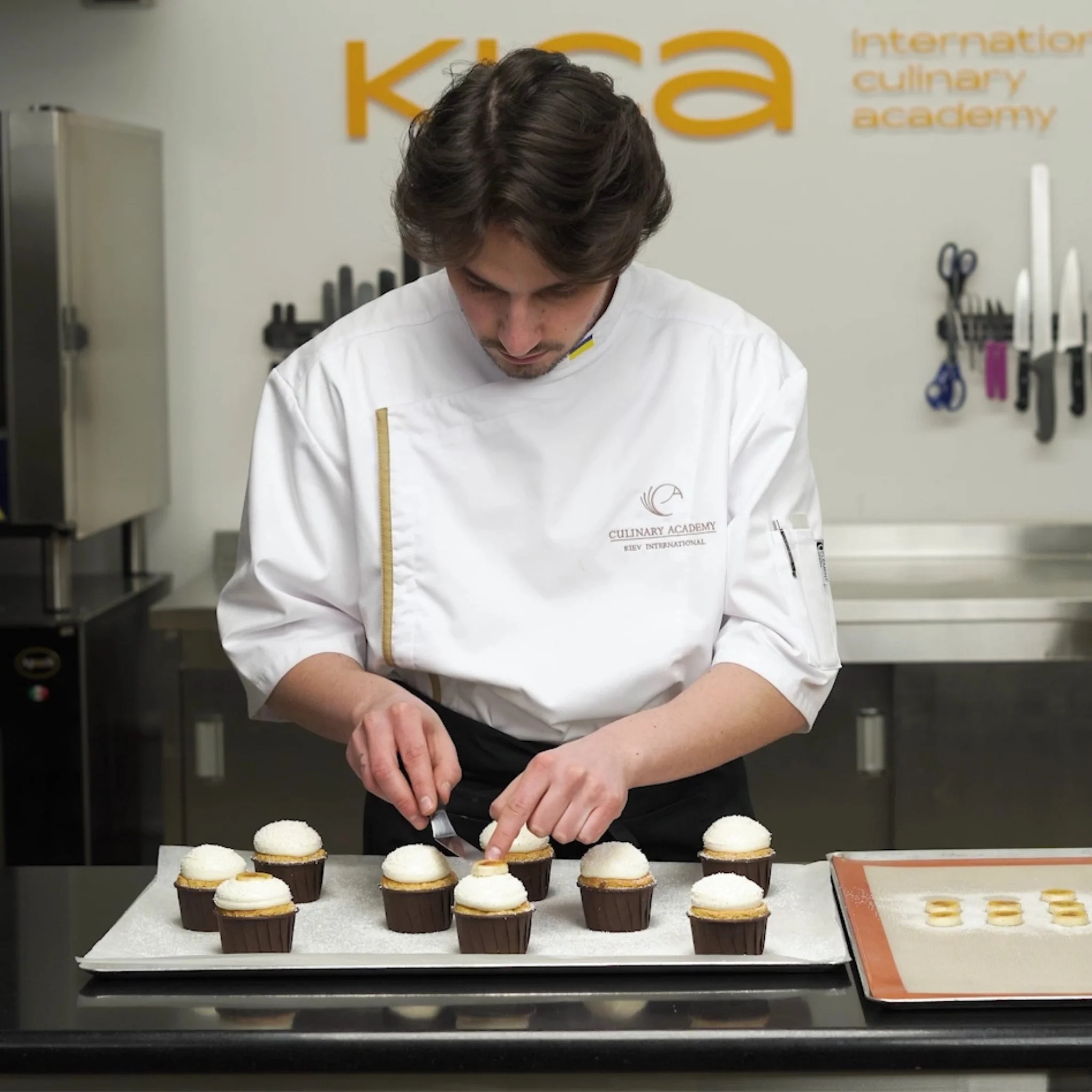 Banana Cupcake by Oleksandr Trofimenkov Video Class - Image 4